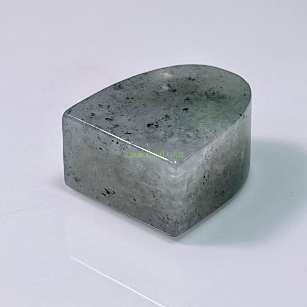 藏在黑灰色调里的水墨意蕴：全面解析乌鸡种翡翠