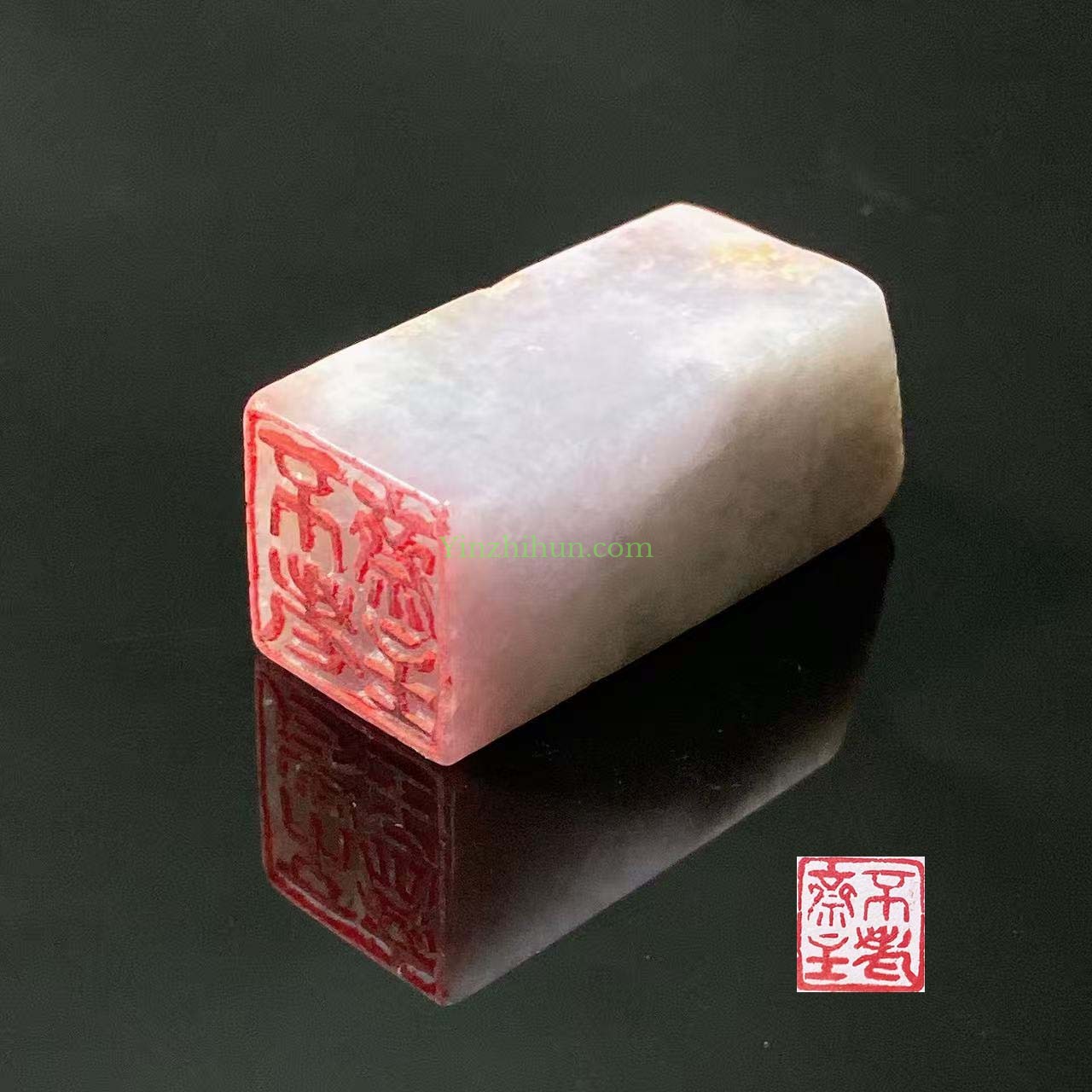 任岁月斑驳，只取一寸心清。淡紫翡翠闲章