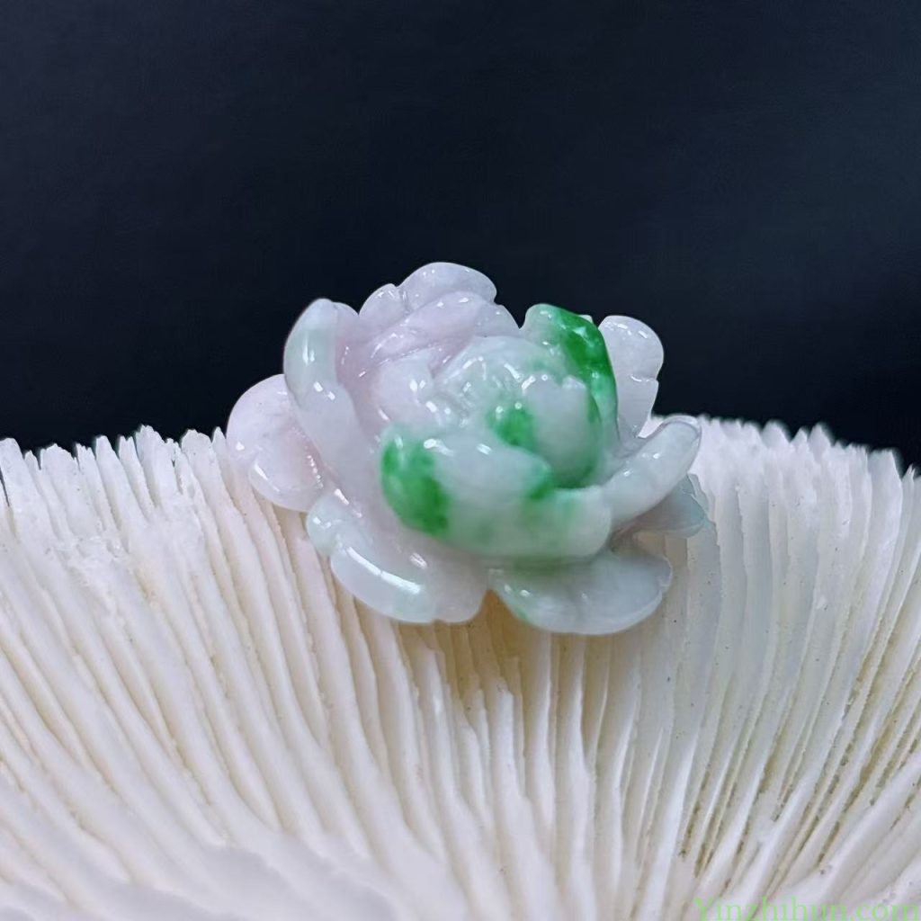 白底青翡翠小花吊坠