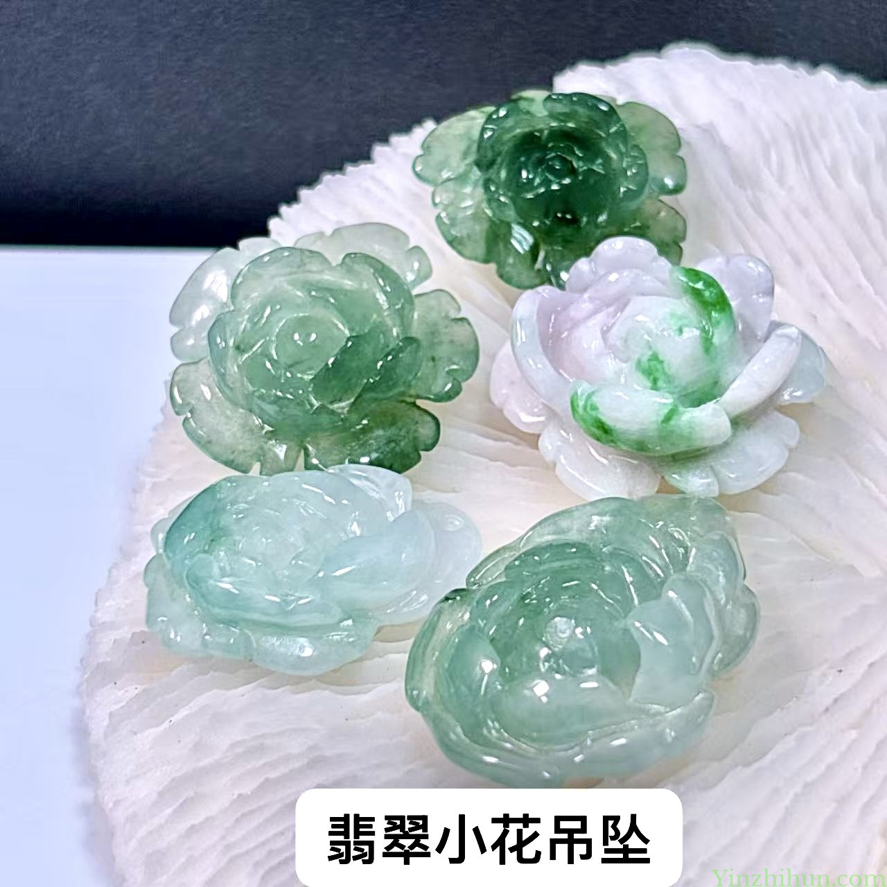 翡翠小花出水记：一朵白底青，几点心头好