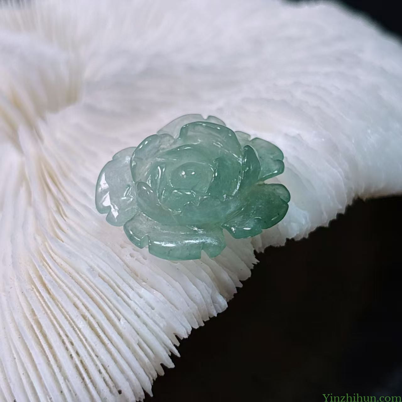 科普：翡翠玫瑰花造型的吊坠，这种造型有什么寓意？佩戴的时候有什么讲究？
