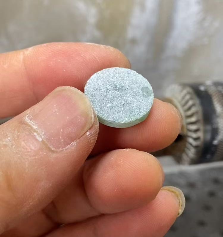 翡翠小花粗坯形状背面
