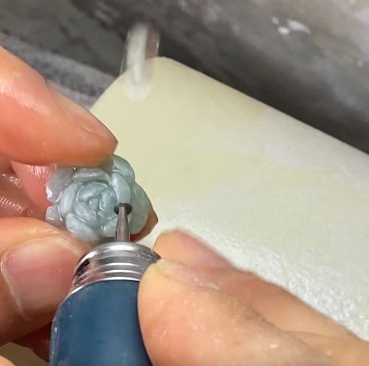 翡翠小花开始雕刻花瓣