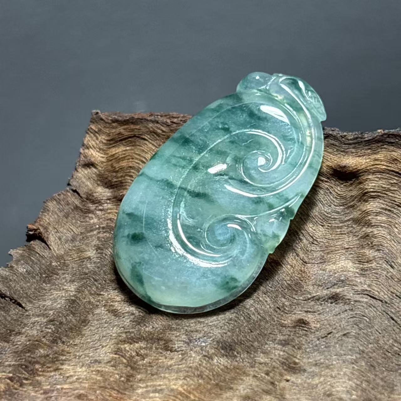 糯种飘花翡翠如意吊坠