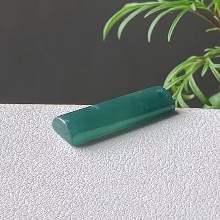 危料翡翠弧面长条吊坠