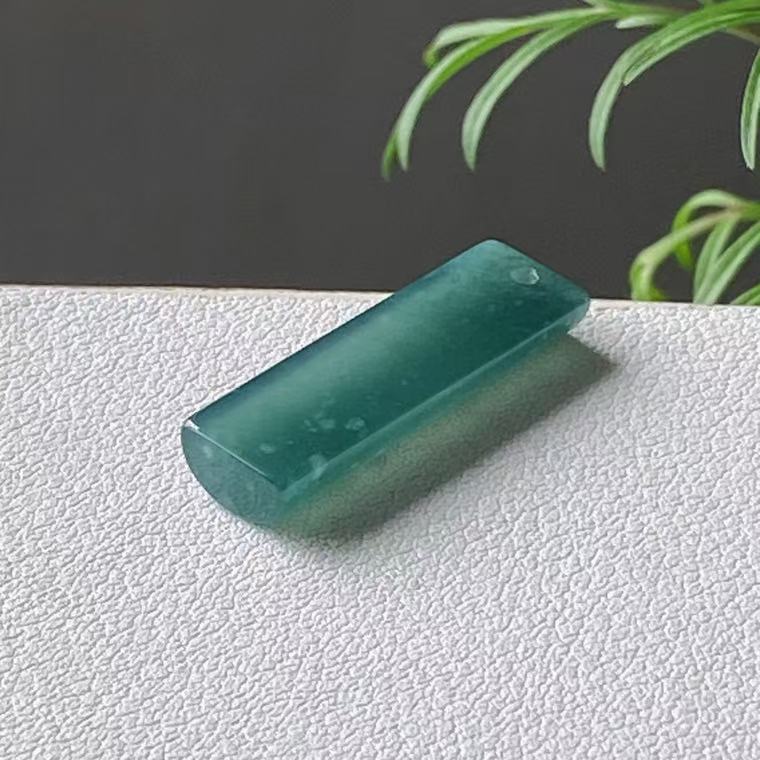 危料翡翠长条吊坠