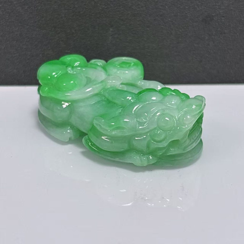 阳绿翡翠貔貅吊坠