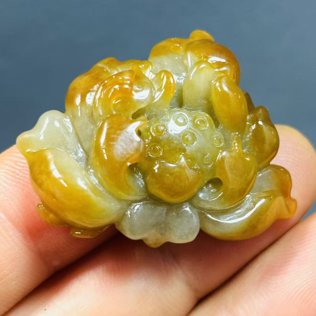 黄翡莲花吊坠