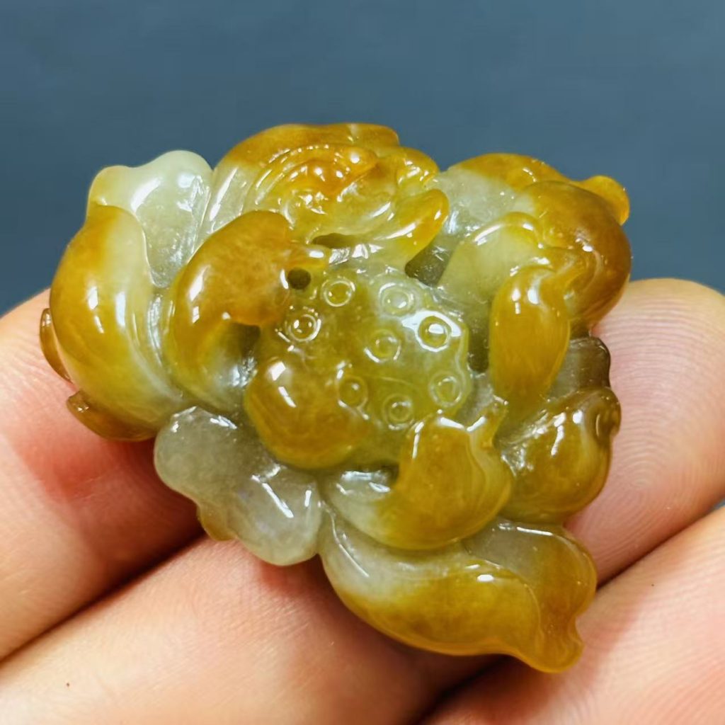 黄翡莲花吊坠