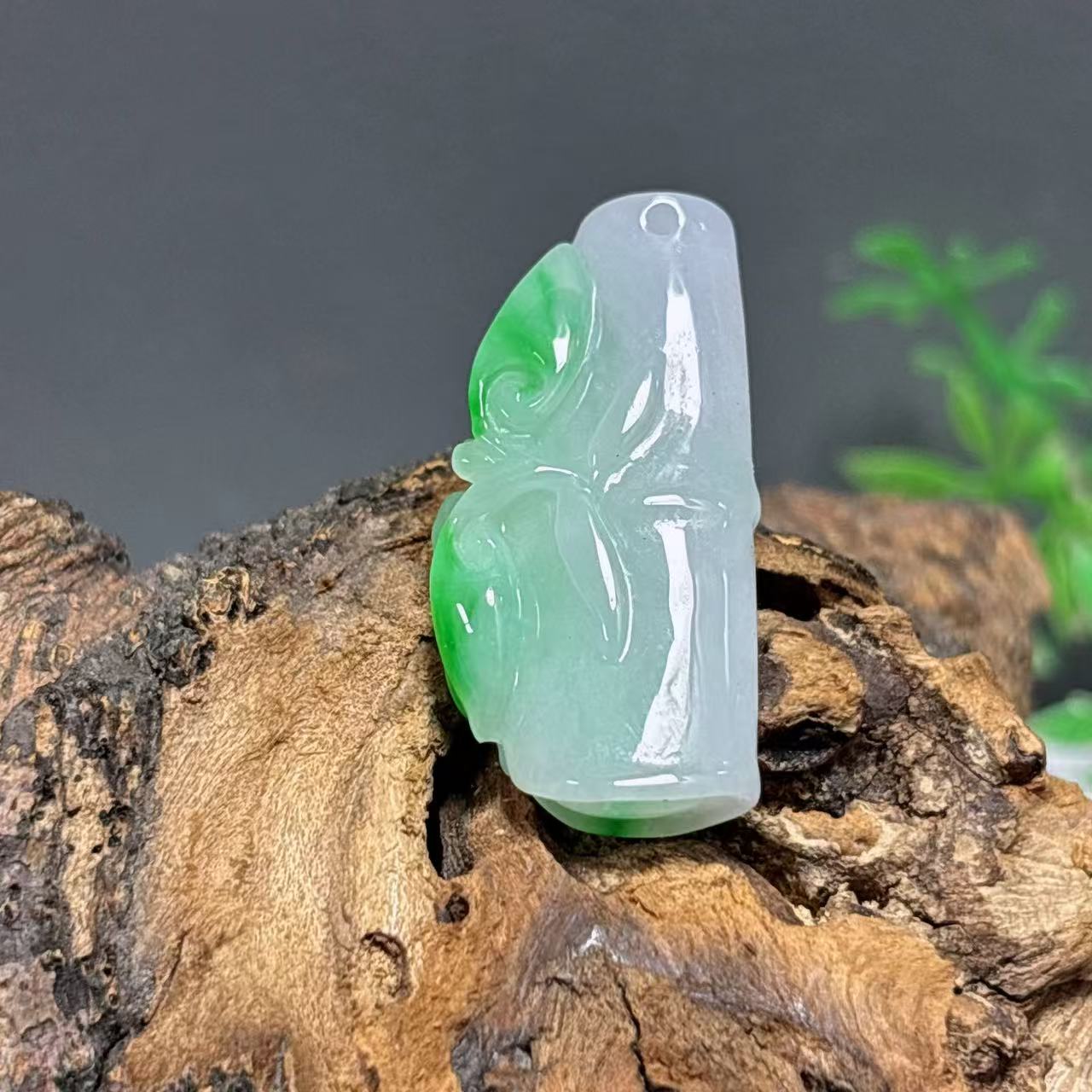 飘阳绿翡翠竹子吊坠
