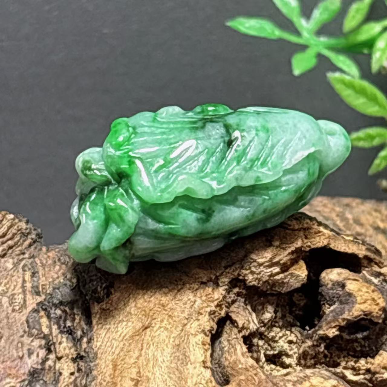 缅甸料飘绿翡翠白菜吊坠