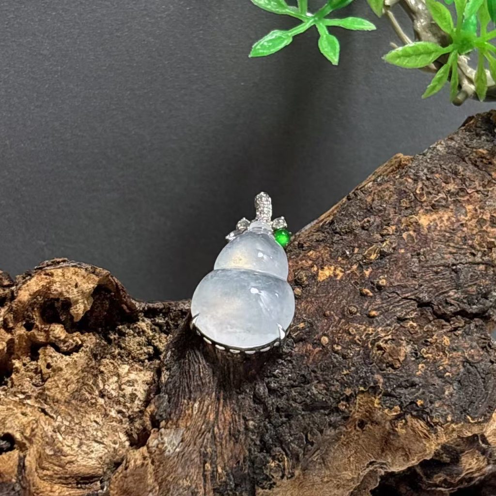 18K金镶嵌翡翠葫芦吊坠