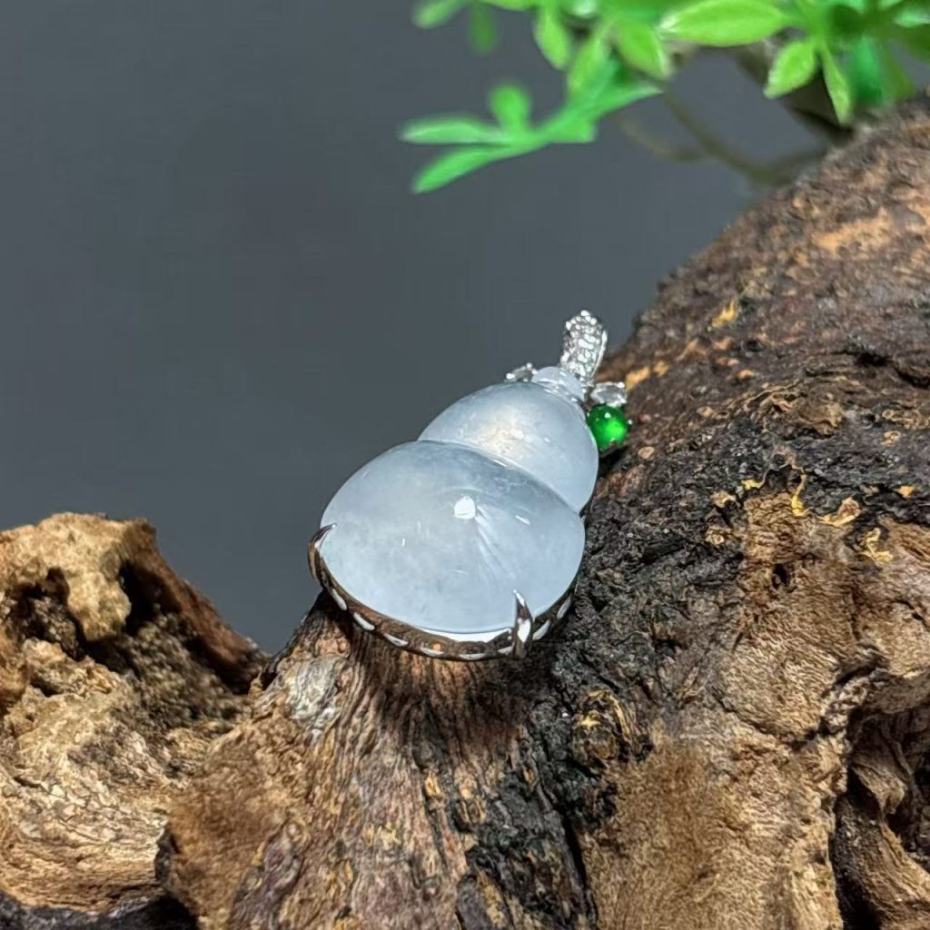 18K金镶嵌冰种翡翠葫芦