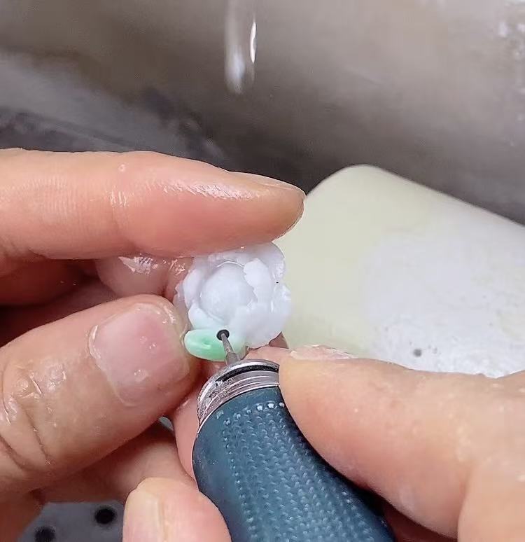 雕刻翡翠小玫瑰花