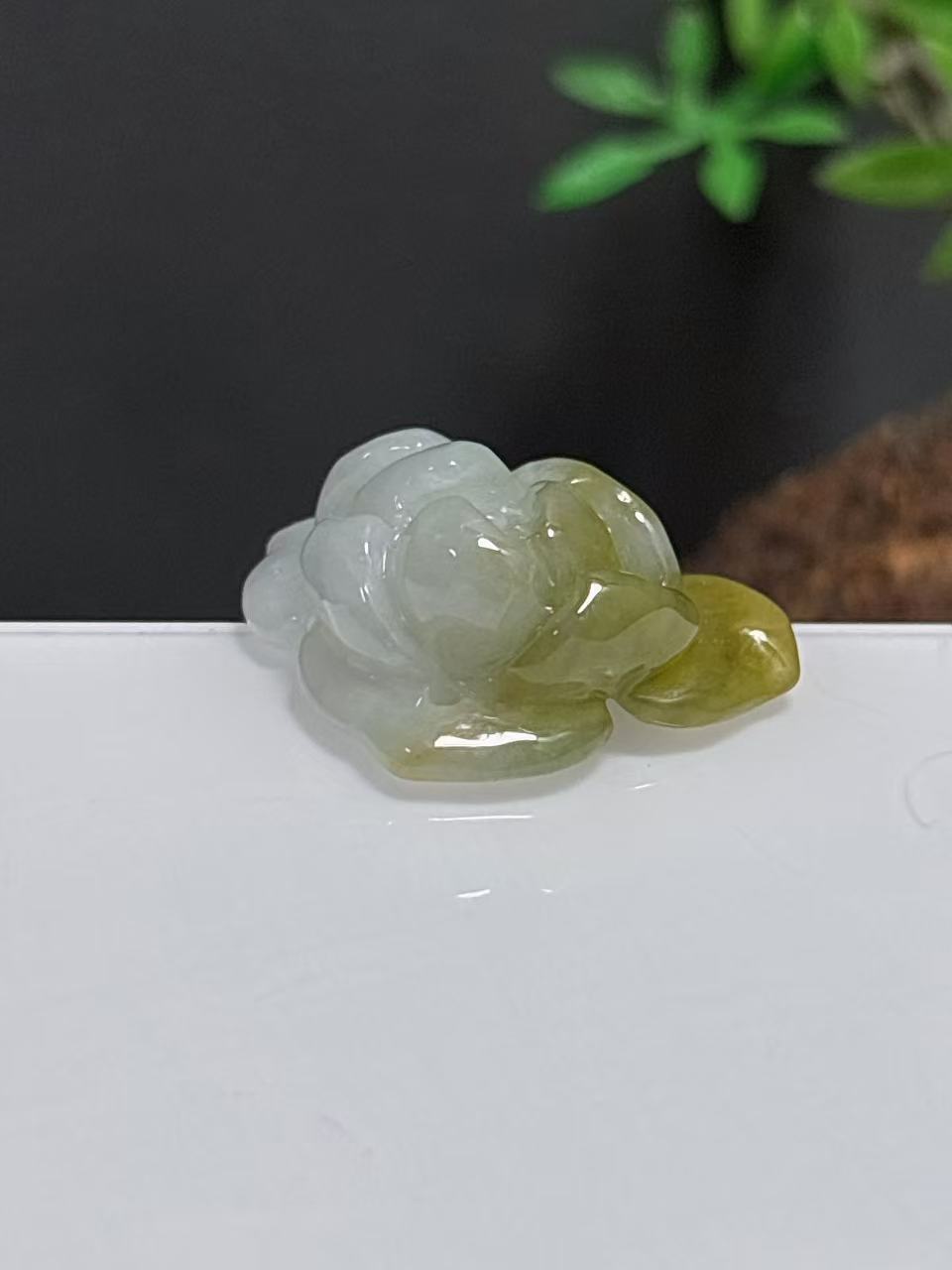 黄翡莲花小吊坠
