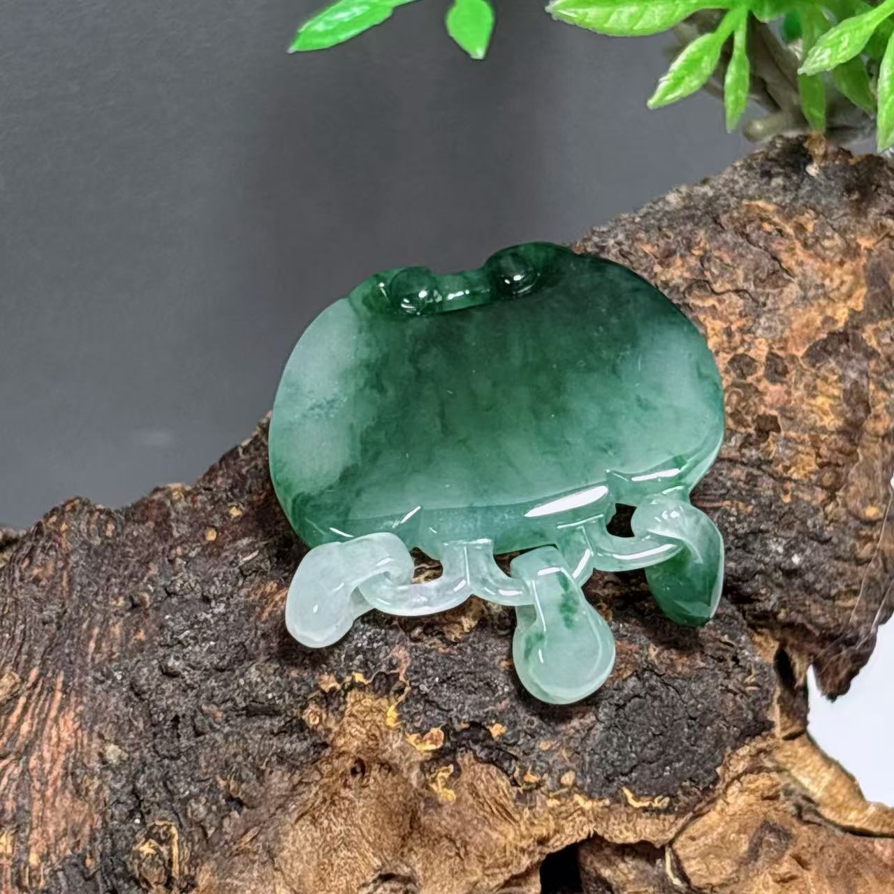 飘花翡翠长命锁吊坠