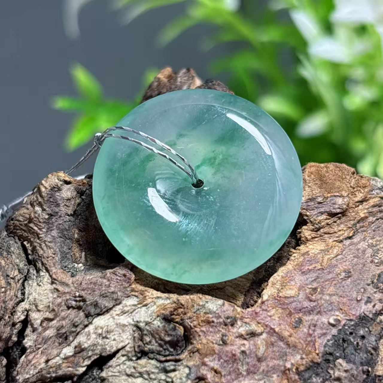 科普：究竟什么样的翡翠才算水头好？什么样的翡翠水头不好？翡翠的水头对价格有什么影响？