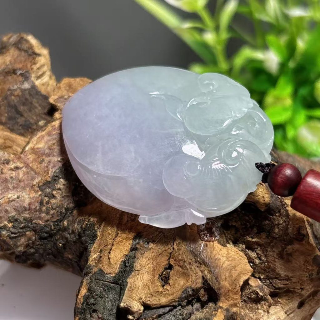 饱满翡翠桃心