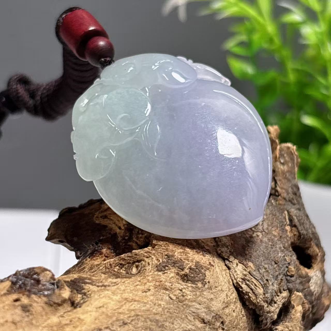 科普：寿桃，最有“仙味”的翡翠瓜果造型，佩戴时有什么讲究？价格要怎么看？