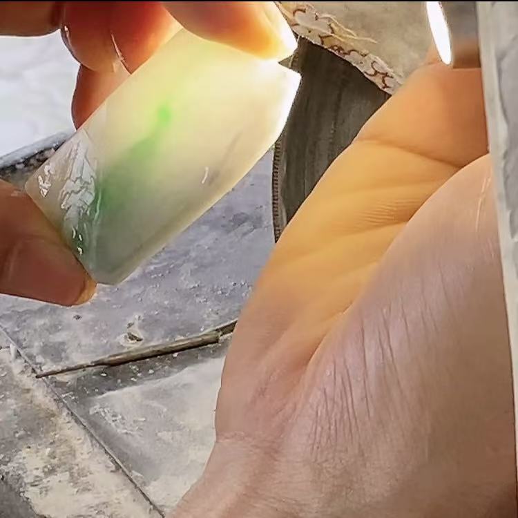 天然翡翠飘绿料子一块