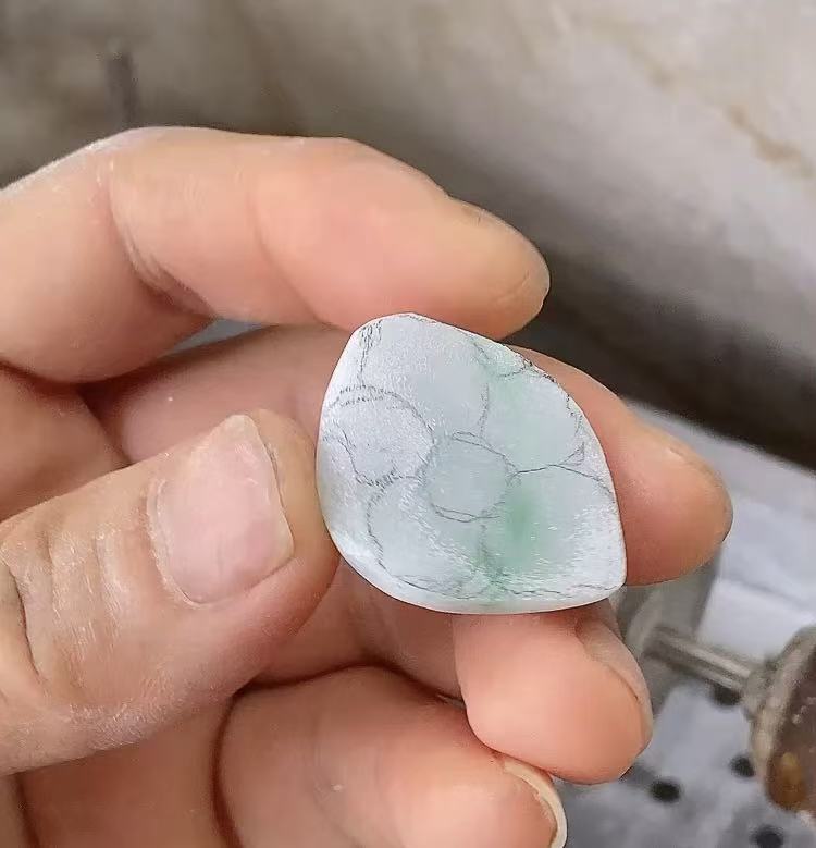 先把莲花花瓣画出来