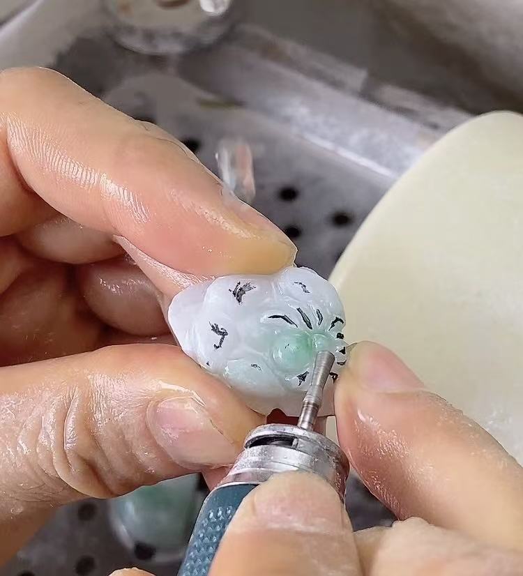 雕刻翡翠莲花