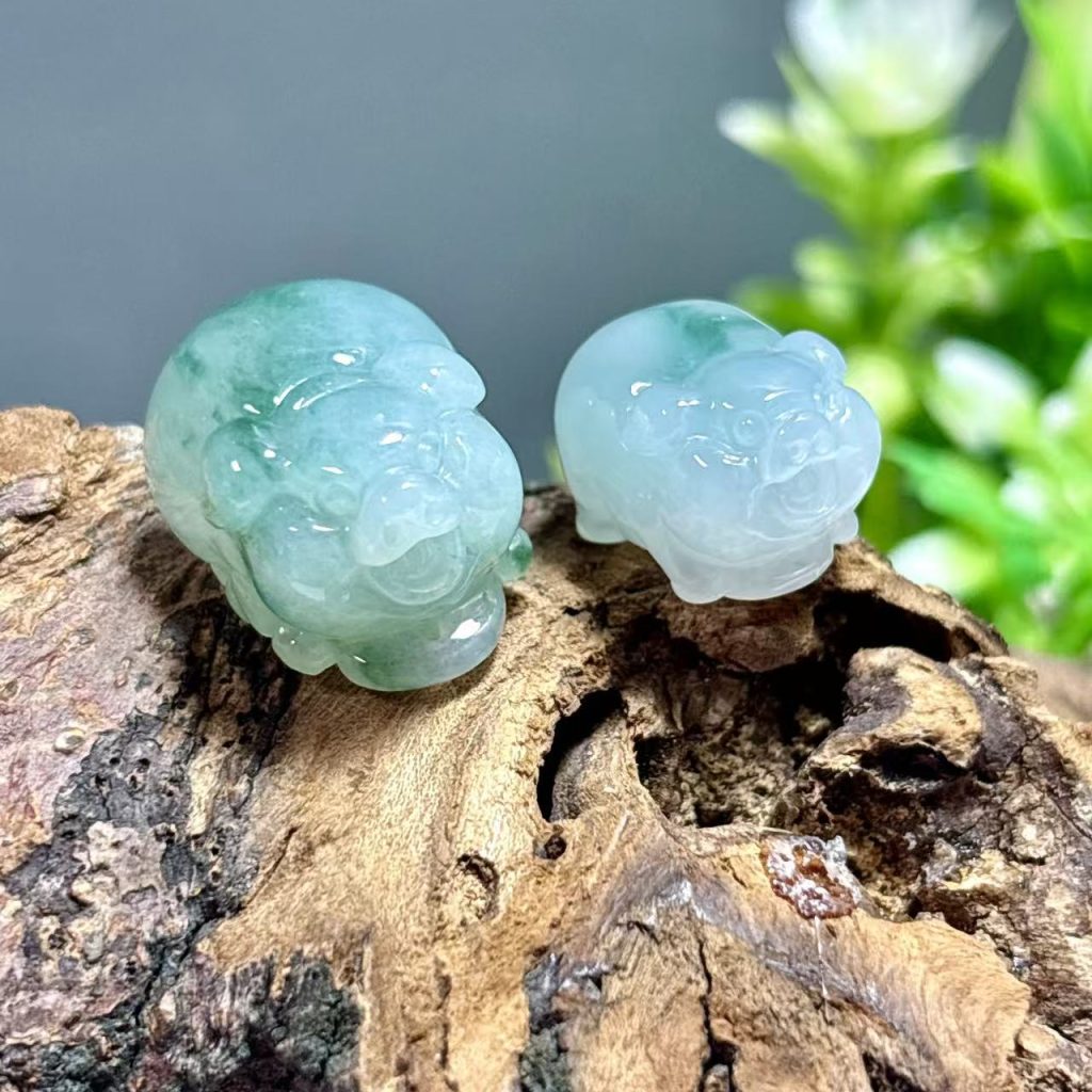 圆雕飘花翡翠小猪吊坠